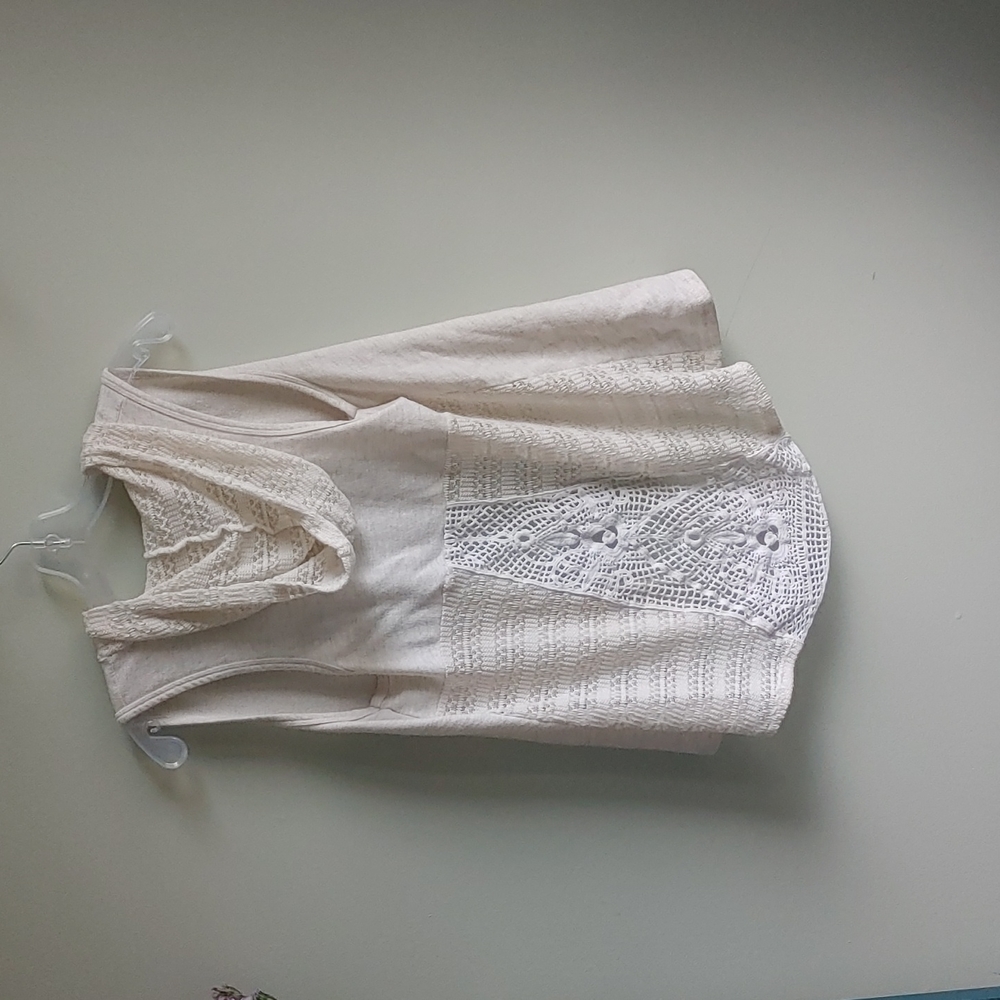 Daytrip. Women's Boho sleeveless crotcheted back Cardagian. Size large.